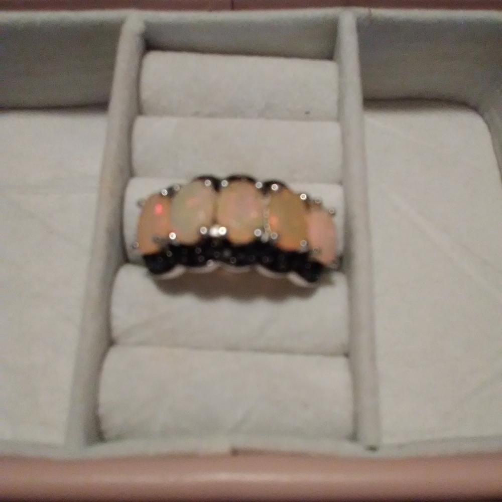 NWOT BEAUTIFUL SIZE 7 RING